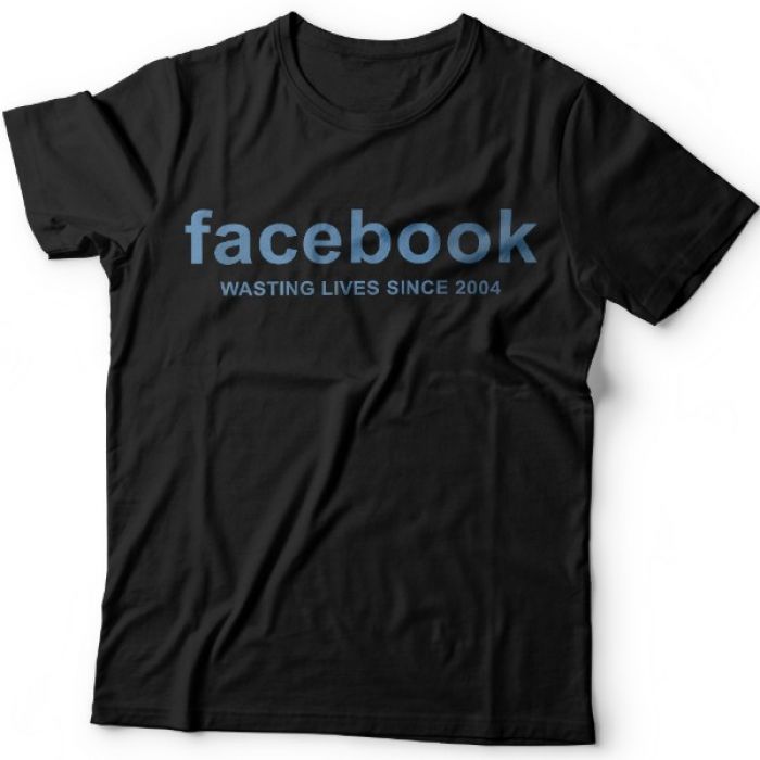 Прикольные футболки с надписью "Facebook wasting lives since 2004" ("Facebook - Трата жизни с 2004")